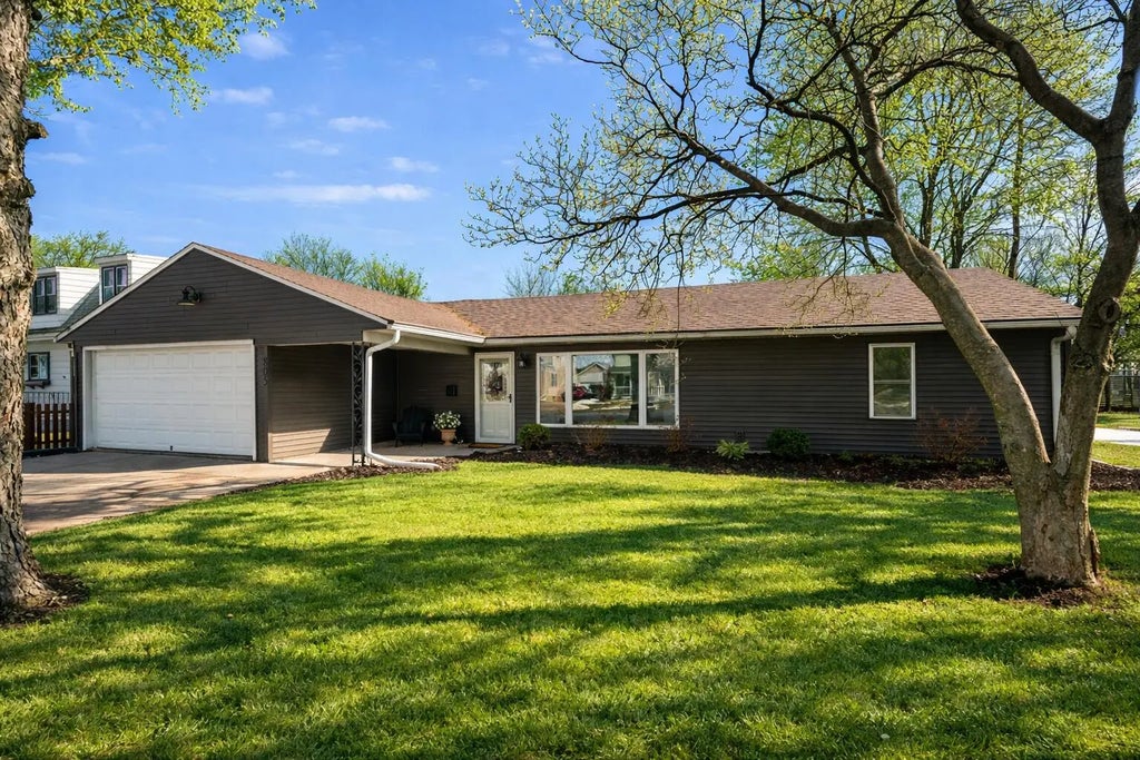 805 N Oakwood Ave, Oconomowoc