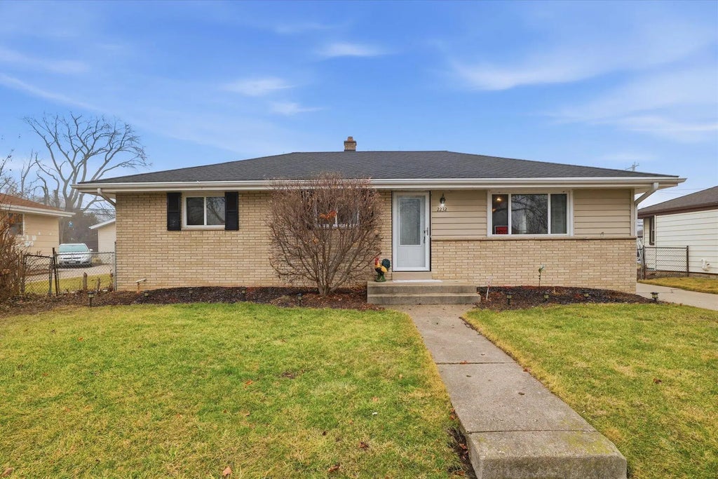 2232 W Carrington Ave, Oak Creek