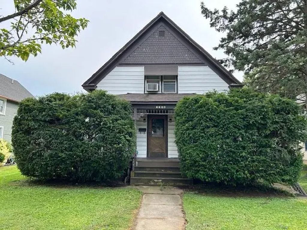 1104 Pleasant St, Lake Geneva