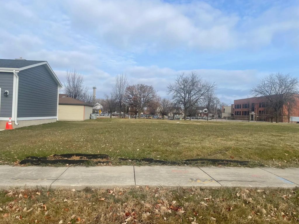 1334 W Harmon St, Milwaukee