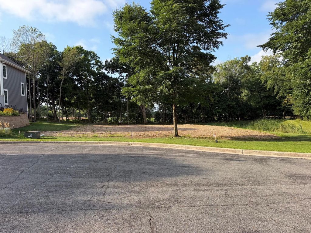 N80w13299 River Park Dr Lt1, Menomonee Falls