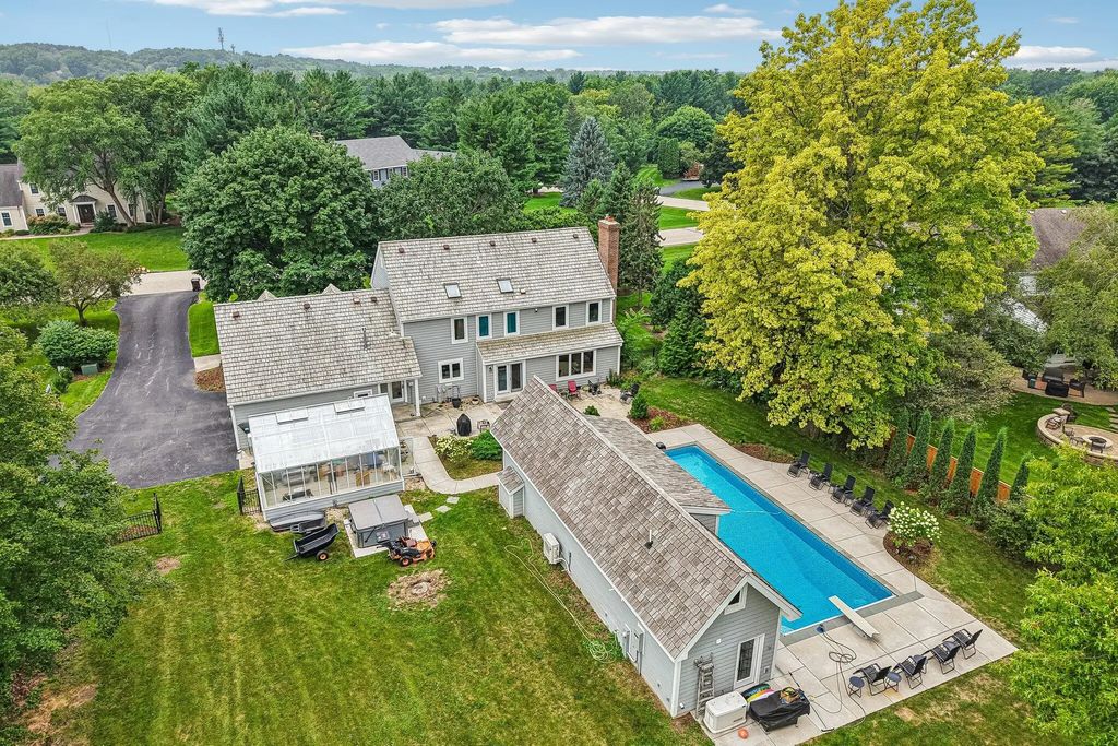 165 Hickory Dr, Delafield