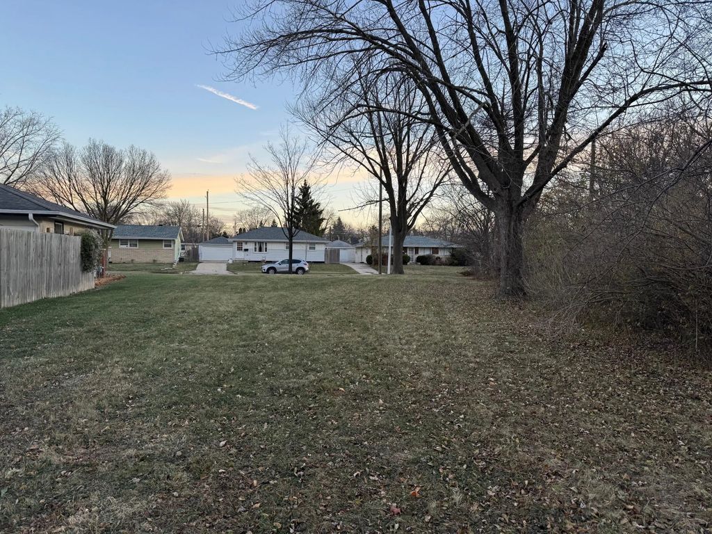 8272 W Daphne St, Milwaukee