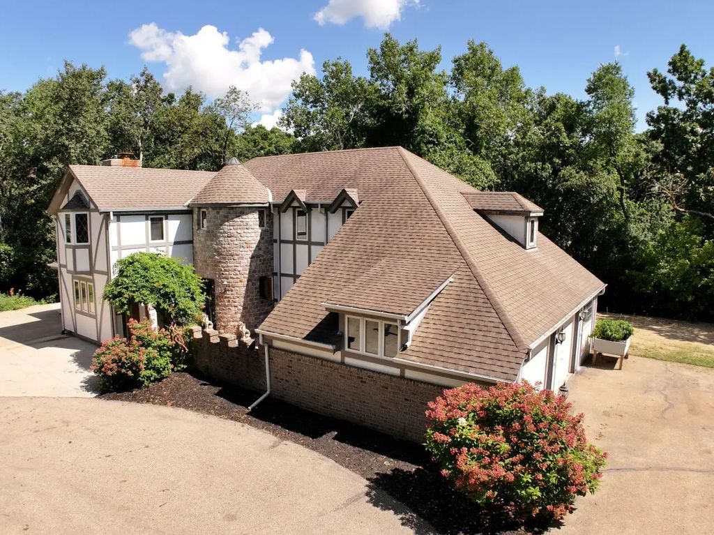 N7450 Carriage Dr, Troy