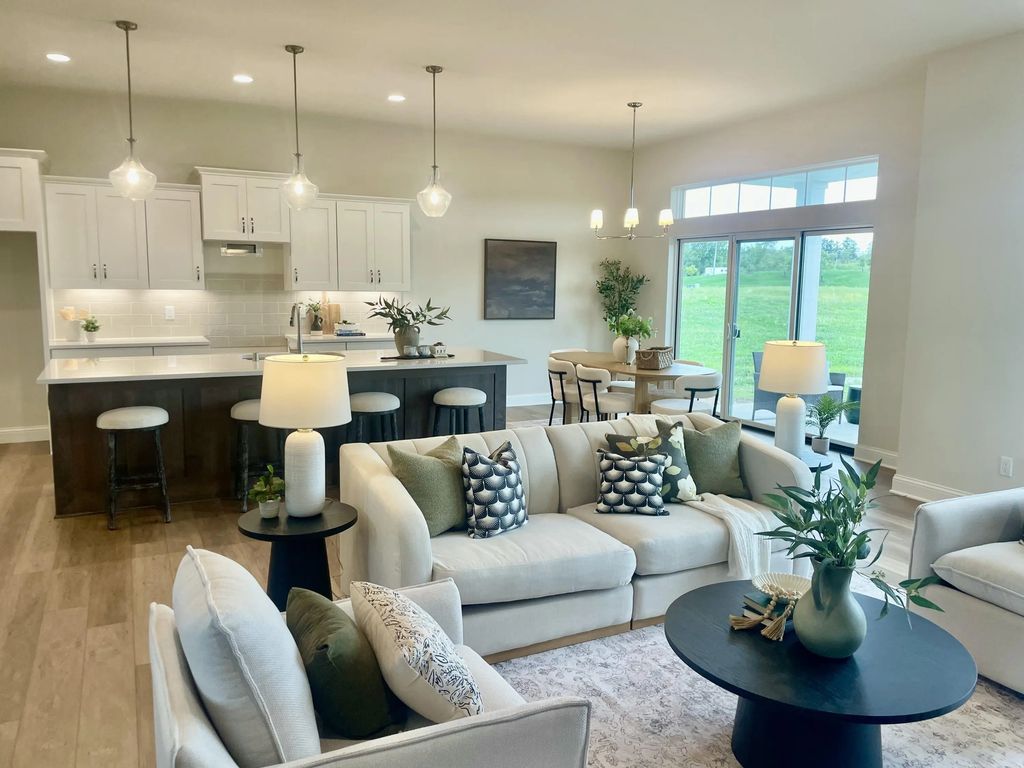 1723 N River Cir, River Hills