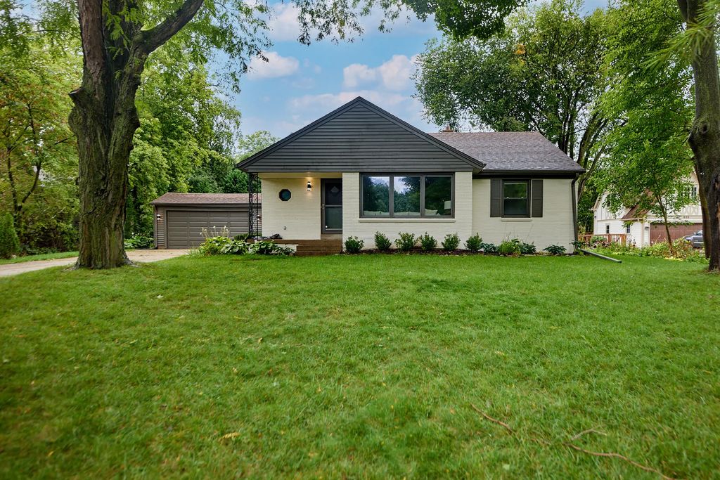 825 Circle Dr, Elm Grove