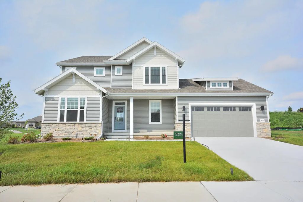 637 Standing Stone Dr, Waukesha
