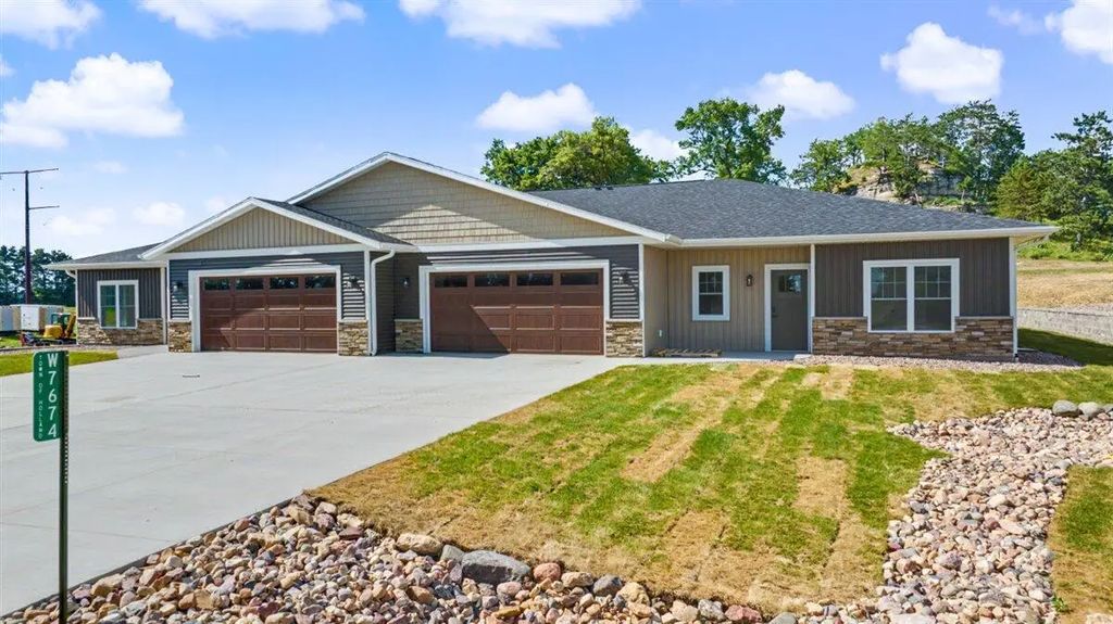 W7674 Castle Mound Rd, Holland