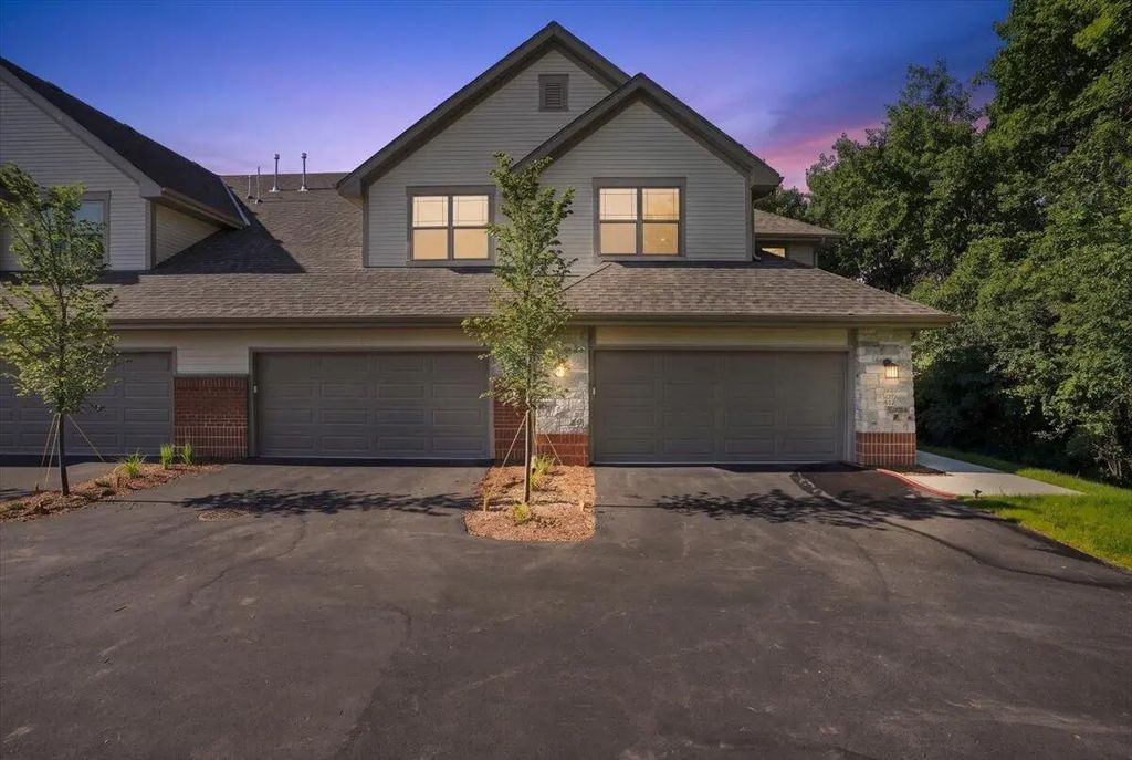 18925 Eagle Dr 202, Brookfield