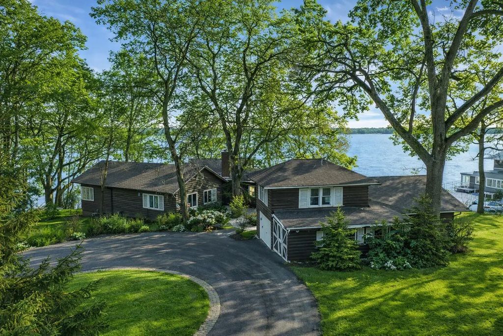 2304 North Shore Dr, Delavan