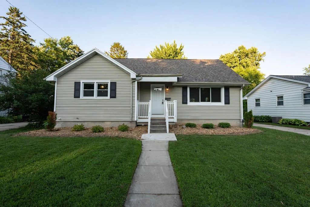 1153 N 11th Ave, West Bend