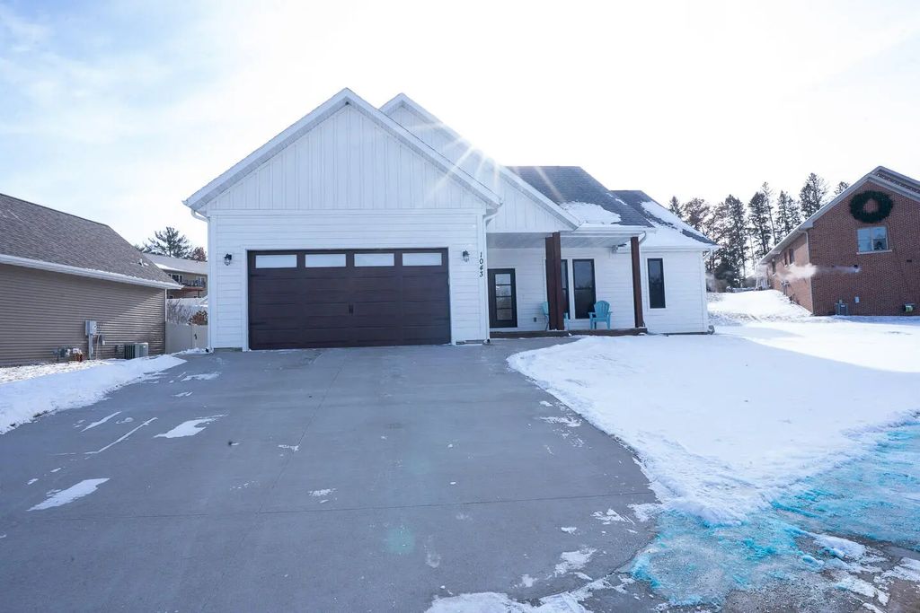 1043 John St, West Salem