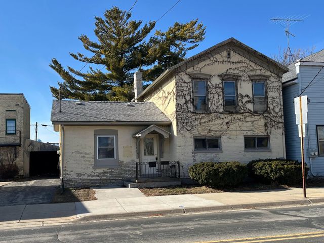 212 N 4th St, Watertown