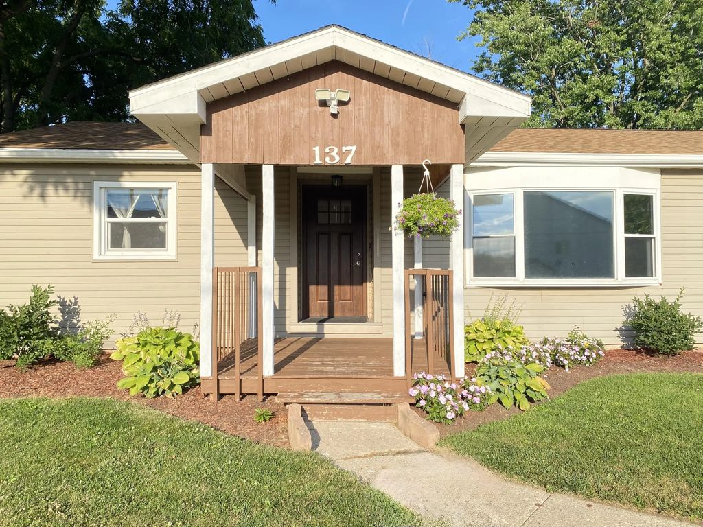 137 Sharon St, Darien