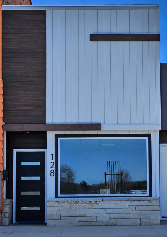 128 S Lake Ave, Phillips