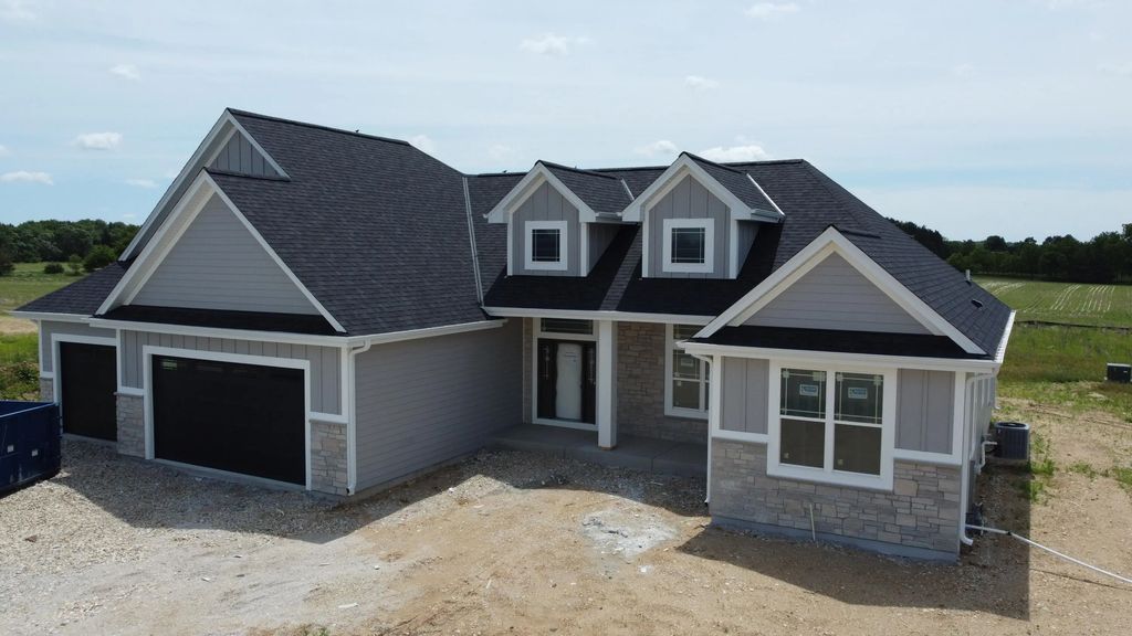 527 Talbots Woods Dr, Dousman