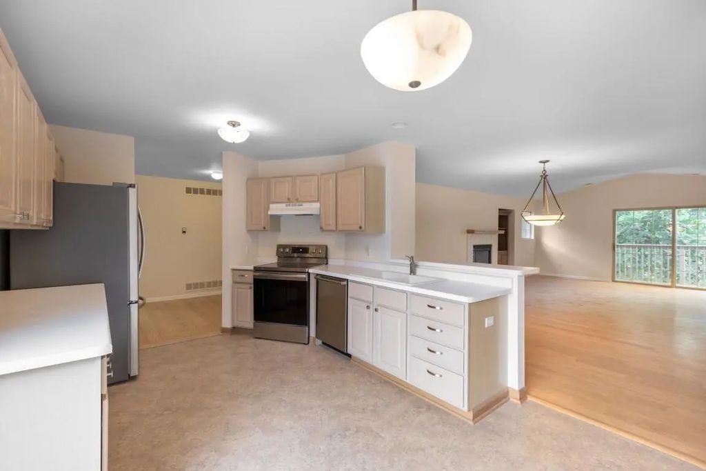 500 S Edwards Blvd 21, Lake Geneva