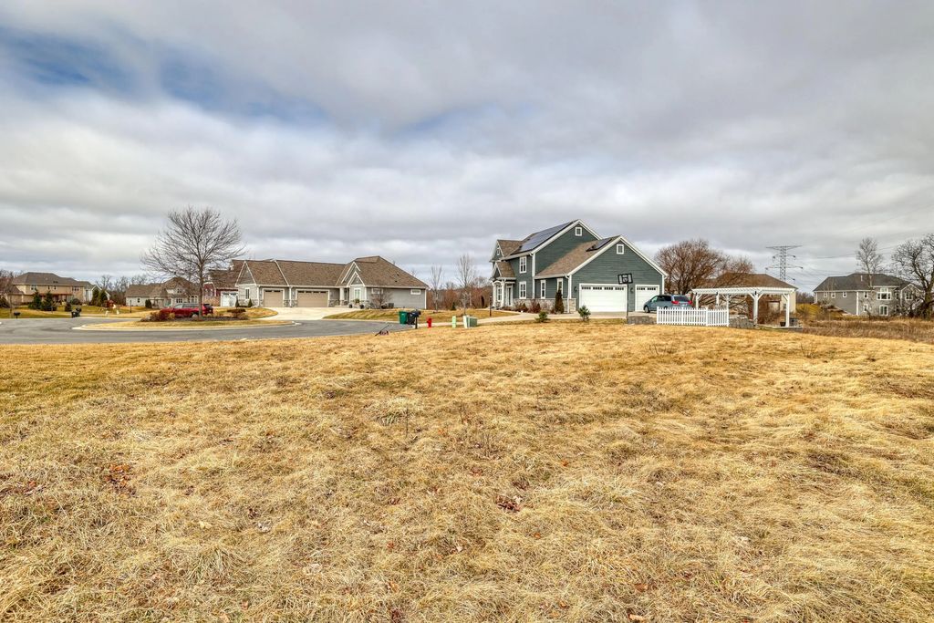 N57w19673 Holly Dr, Menomonee Falls