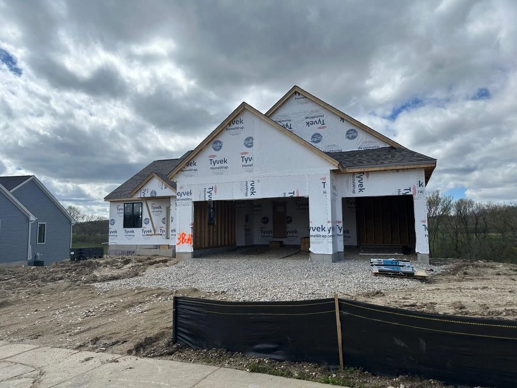 3824 White Oak Way, Waukesha