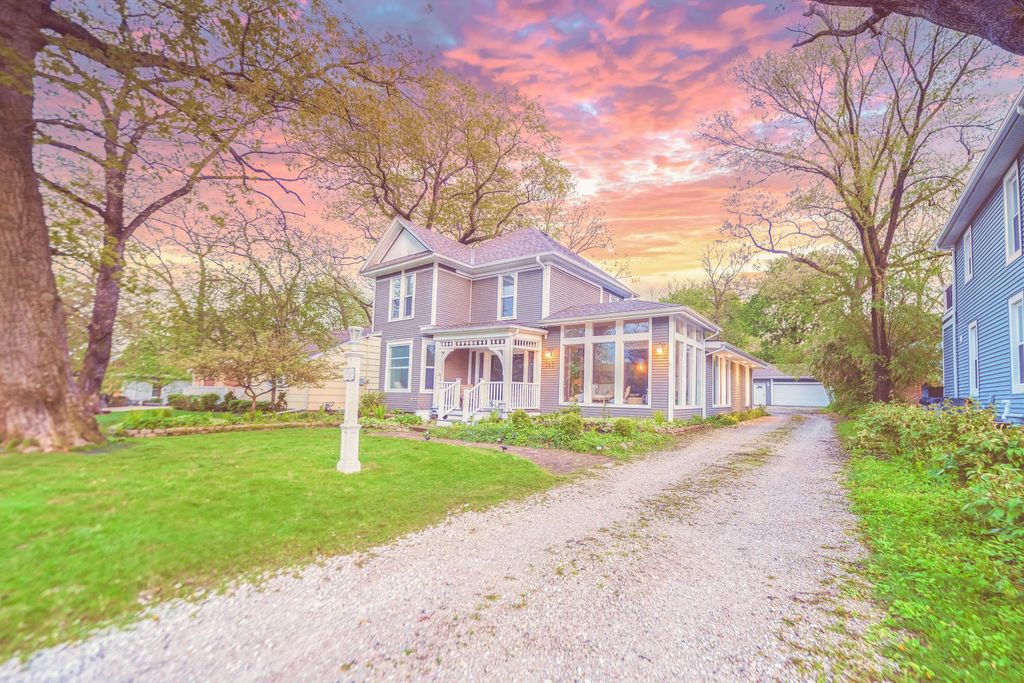323 W Geneva St, Williams Bay