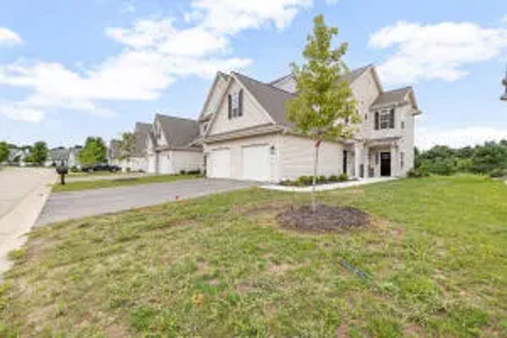 1810 Horseshoe Ln 424-1, Slinger