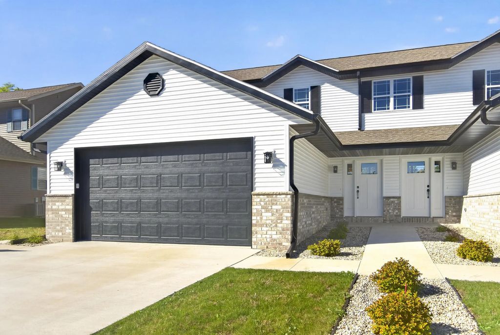 1334 Legion Cir, West Bend