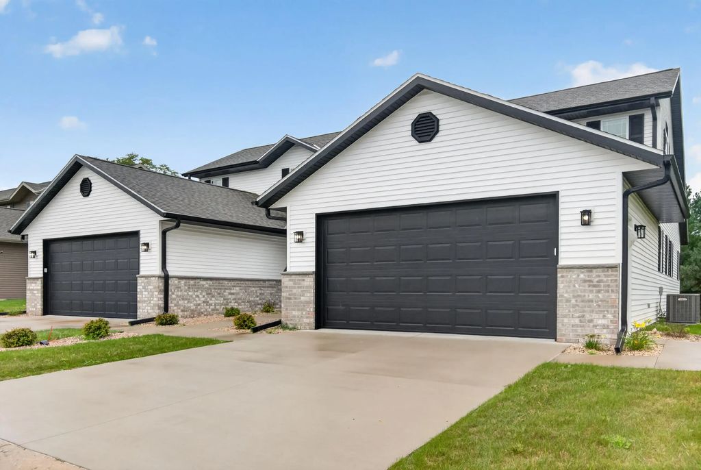 1336 Legion Cir, West Bend