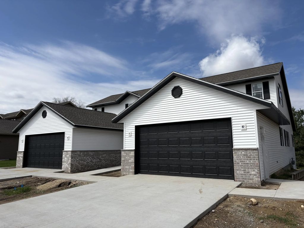 1336 Legion Cir, West Bend