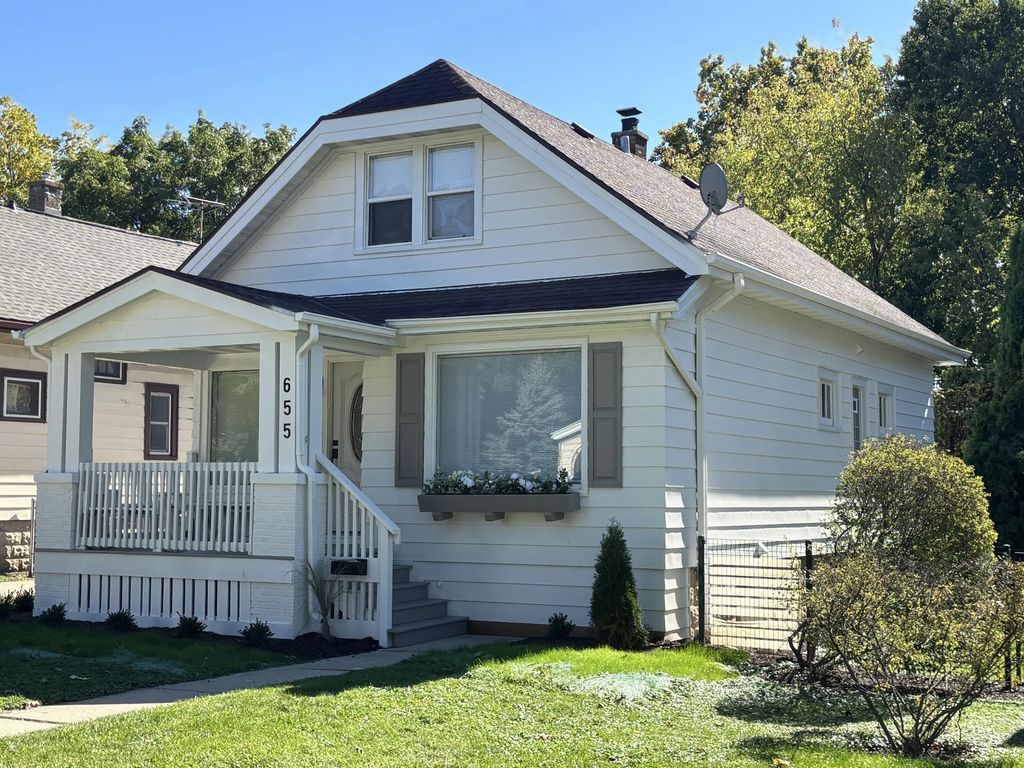 655 S Oak Park Ct, Milwaukee