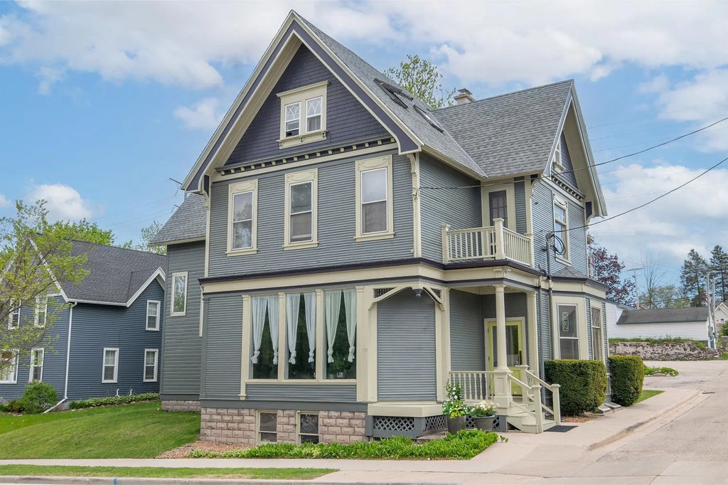 531 W Grand Ave, Port Washington