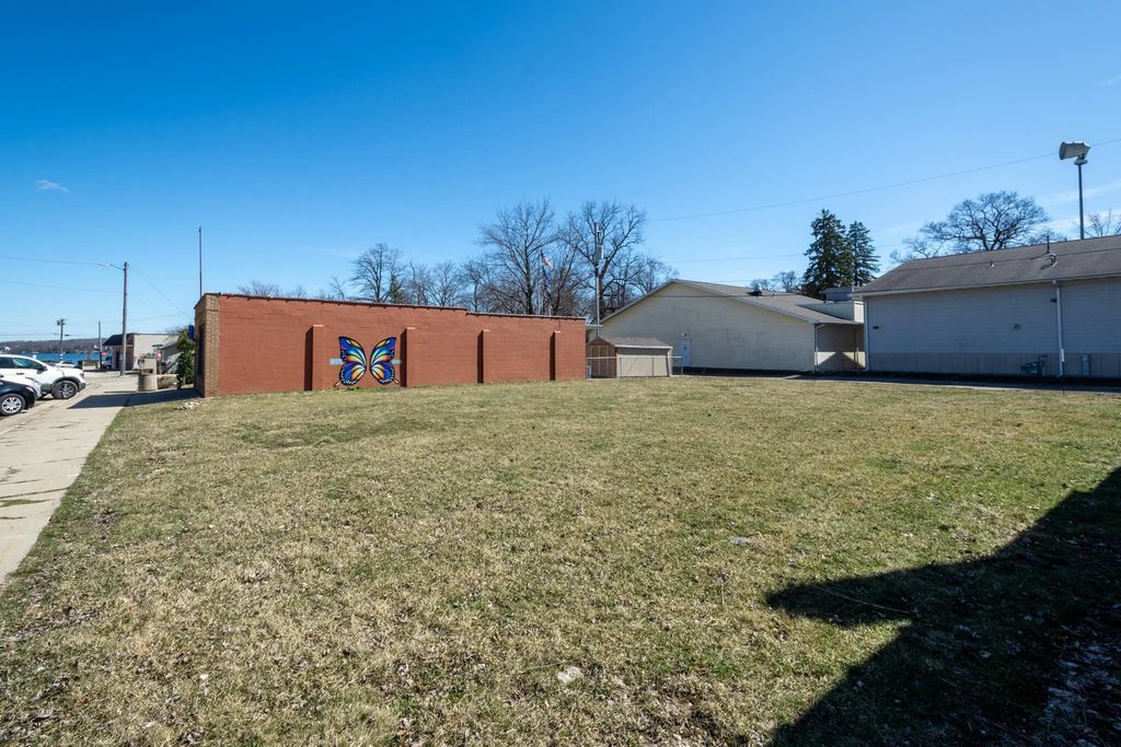 317 E Lake St, Salem Lakes
