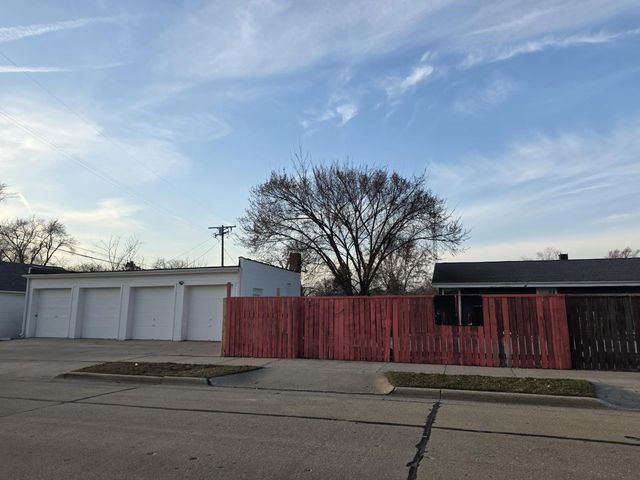 N/A, Racine