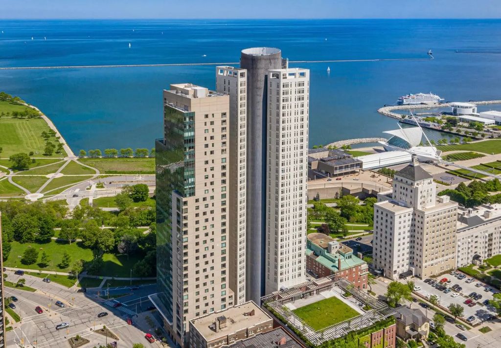 923 E Kilbourn Ave 2103, Milwaukee