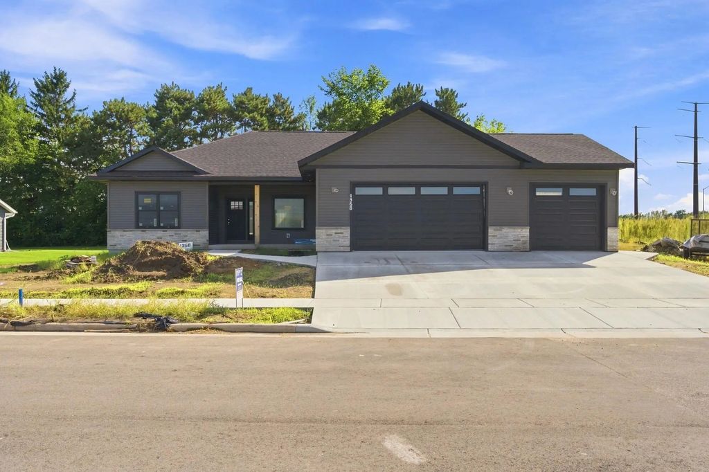 1368 Academy Dr, Holmen