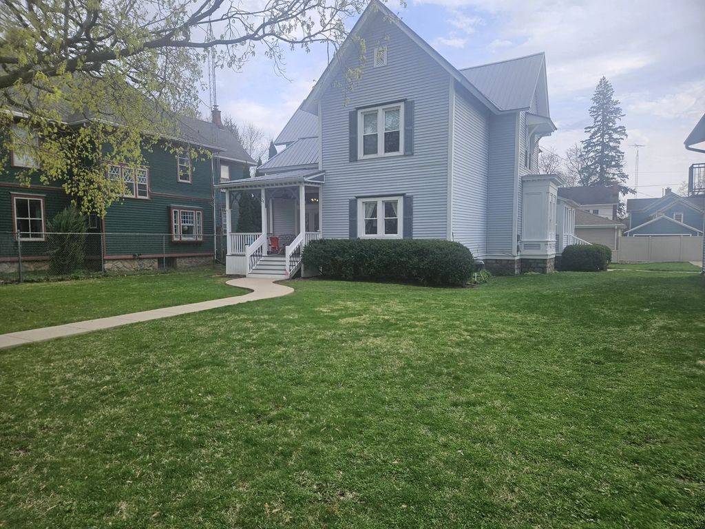 1128 Wisconsin St, Lake Geneva