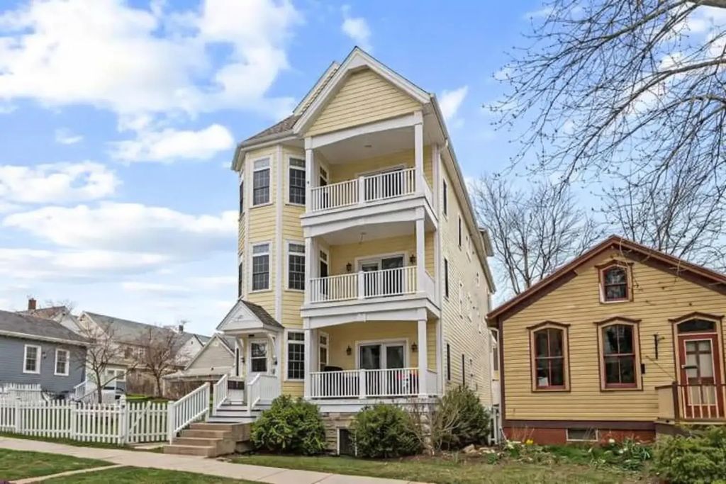 224 E Lloyd St, Milwaukee
