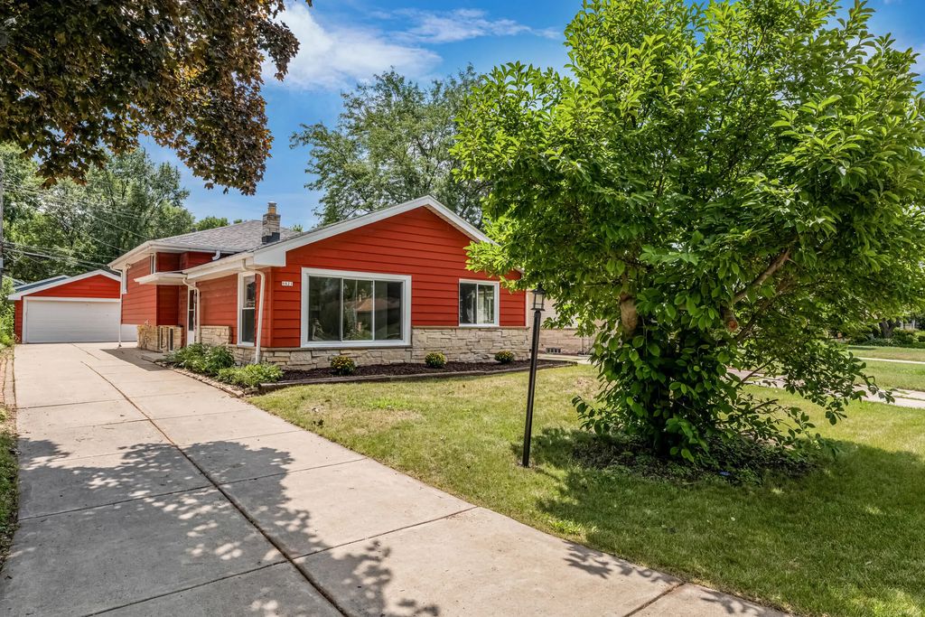 9821 W Grantosa Dr, Wauwatosa