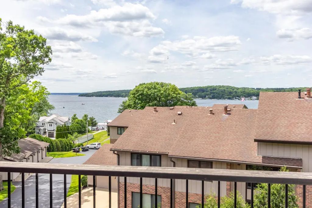 1070 S Lake Shore Dr 11 2-b, Lake Geneva