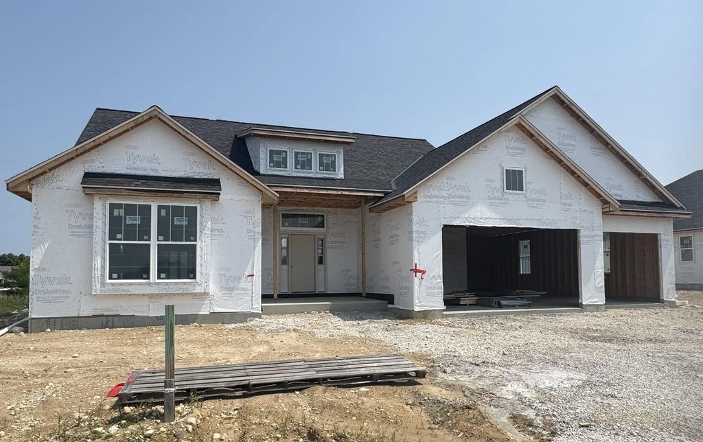310 Limestone Ln, Slinger