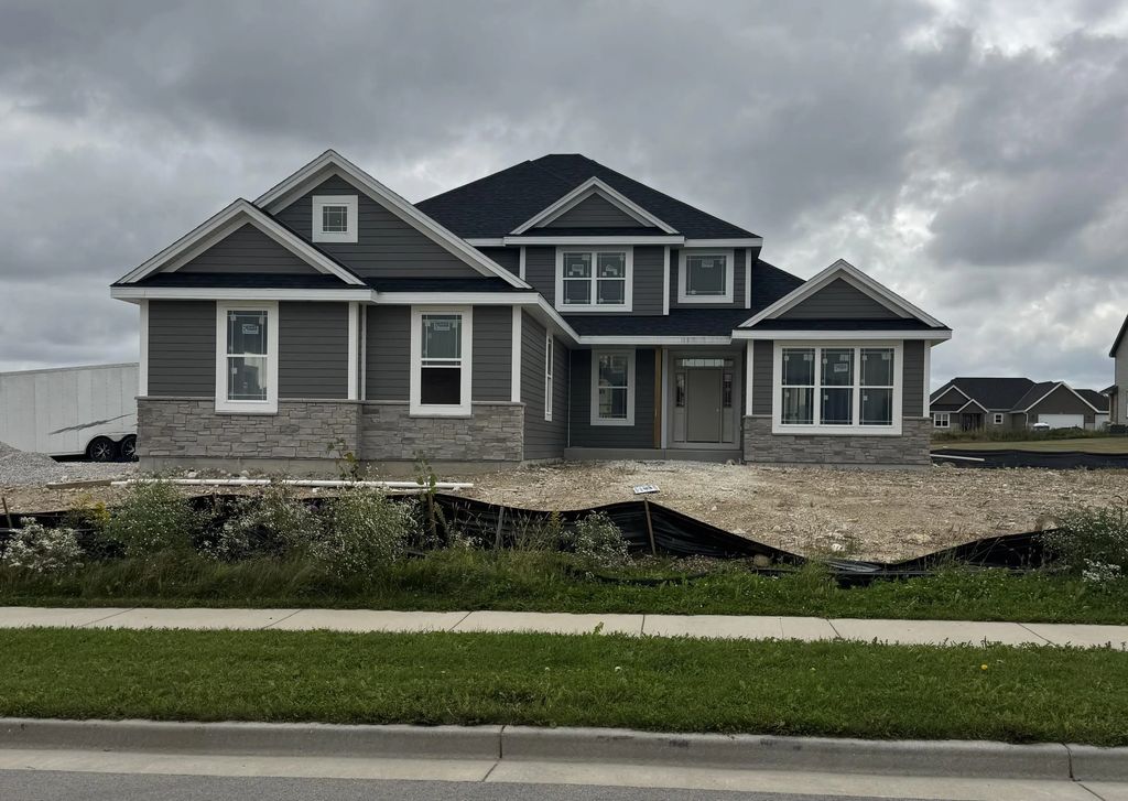 2453 Cedar Bluffs Dr, Slinger