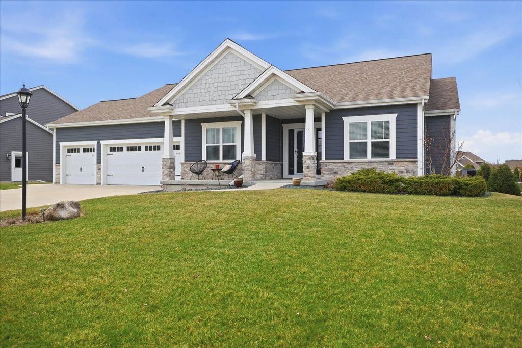 W136n6171 Weyer Farm Dr, Menomonee Falls