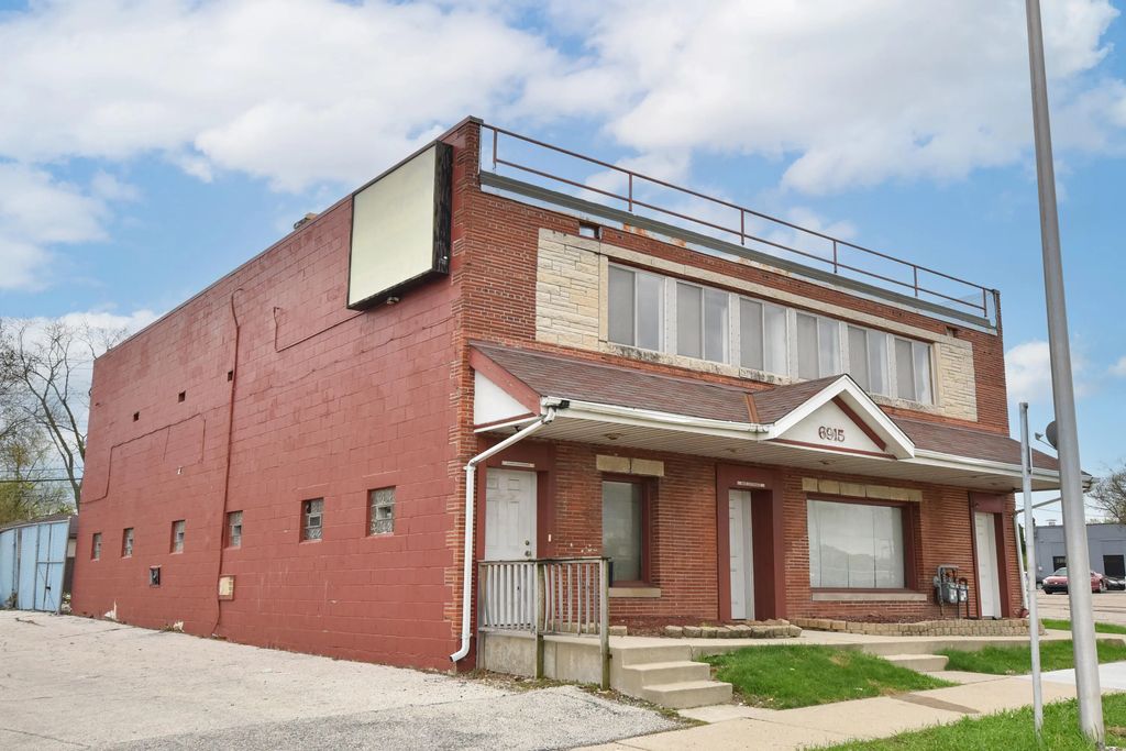 6915 W Capital Dr, Milwaukee