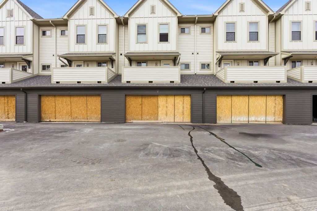 2129 E Howard Ave 105, Saint Francis