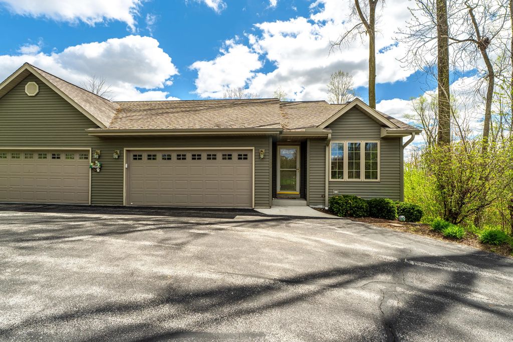 1602 Lisa Ln, New Holstein