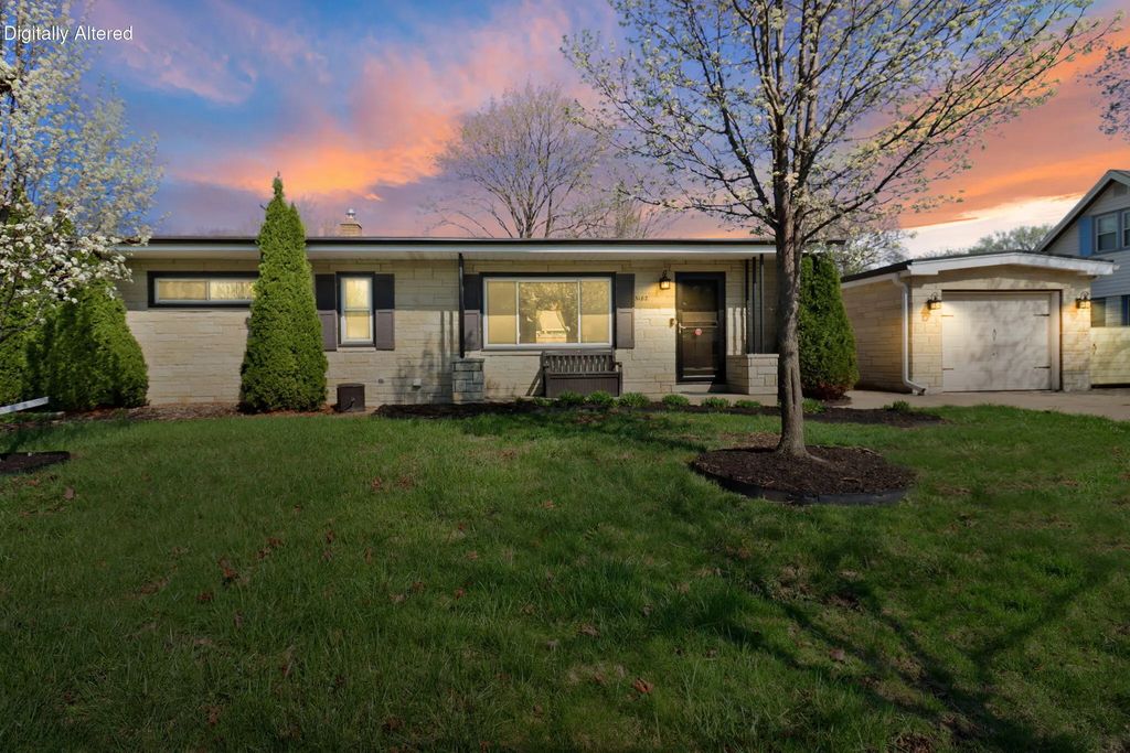 3182 N Knoll Blvd, Wauwatosa