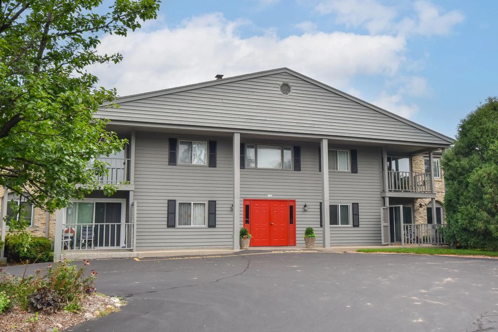 7234 N Green Bay Ave 105, Glendale
