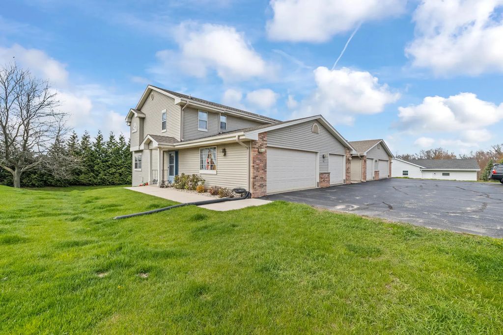 1015 E Woodview Ct 2, Slinger