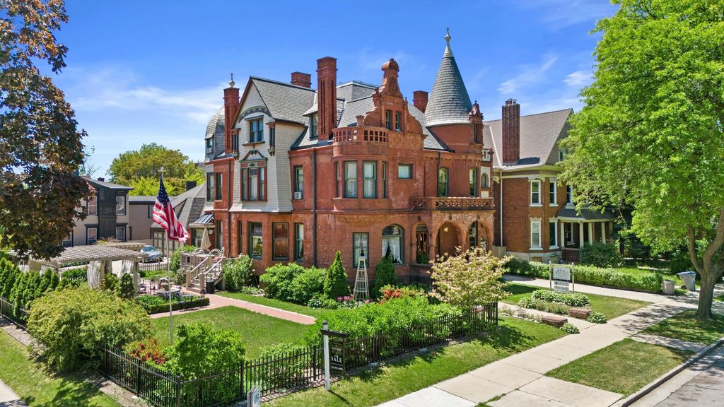 3209 W Wells St, Milwaukee