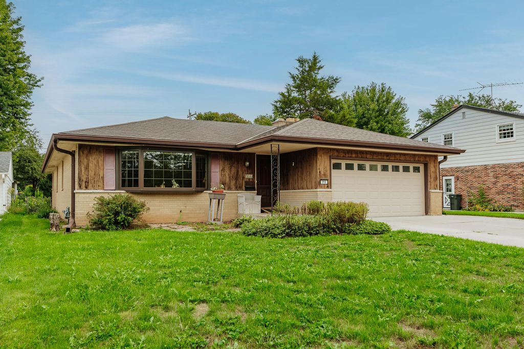 916 S 120th St, West Allis
