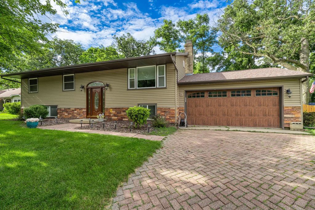 501 Sue Ann Dr, Lake Geneva
